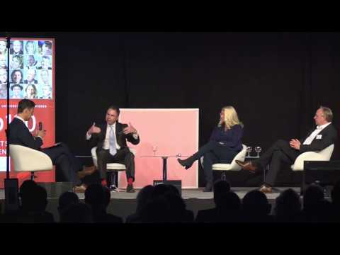 Hermann Wala auf der Bühne beim Unternehmer-Panel
